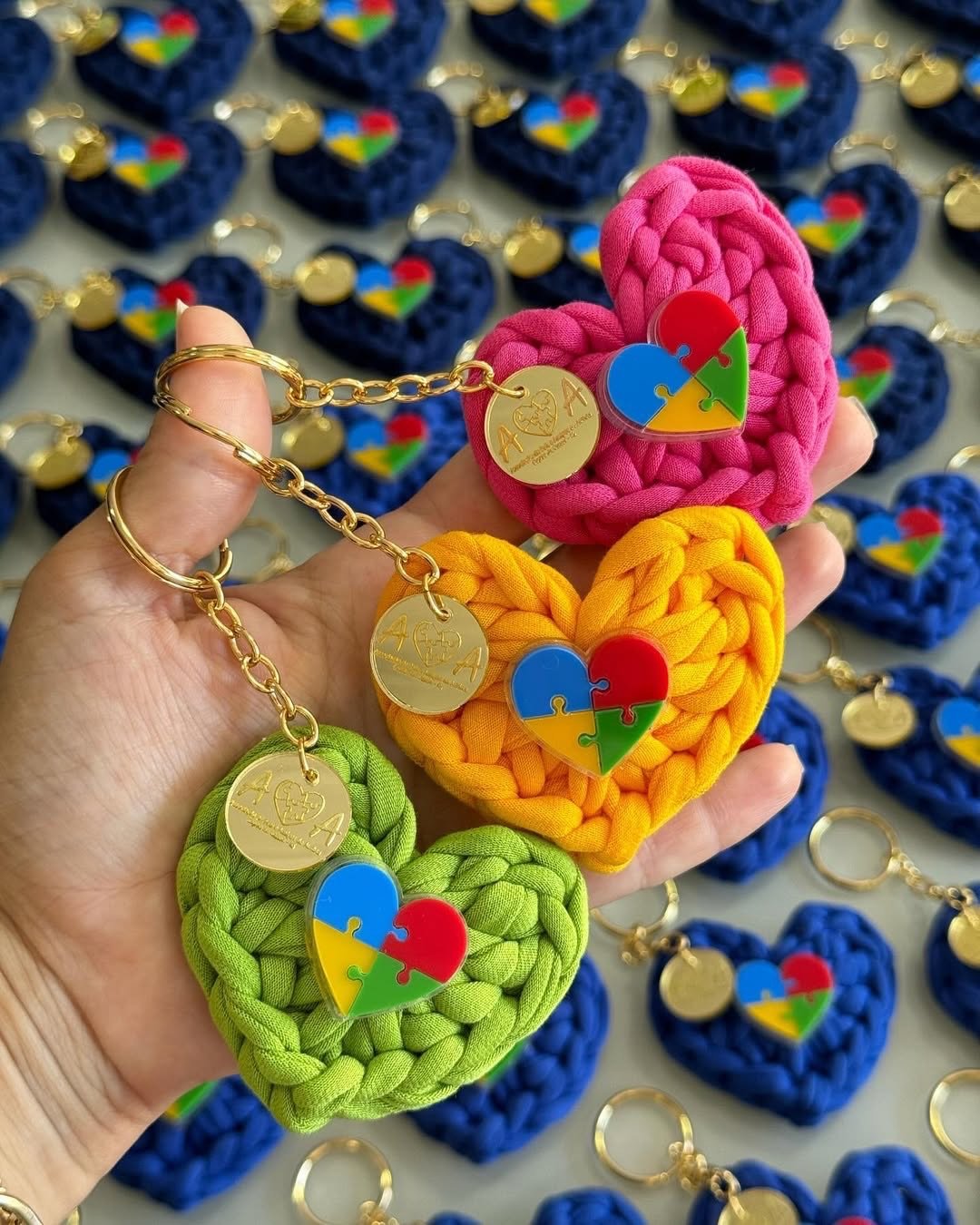 Colección colorida de llaveros tejidos en forma de corazón