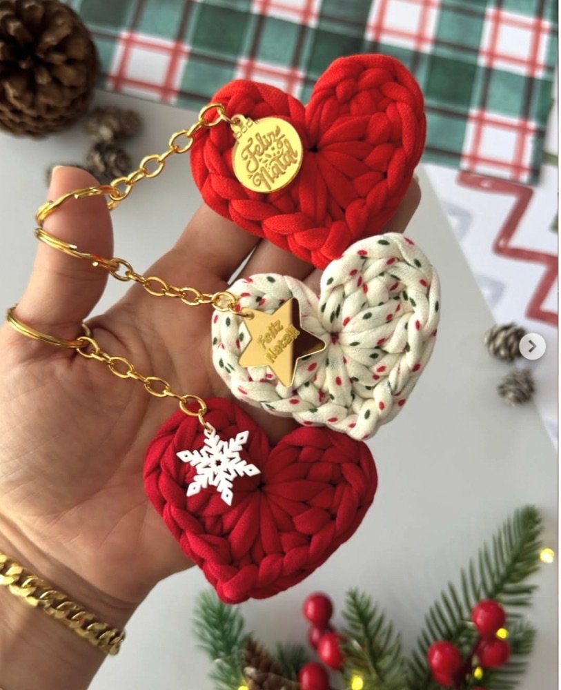 Llaveros de corazón navideños tejidos en trapillo