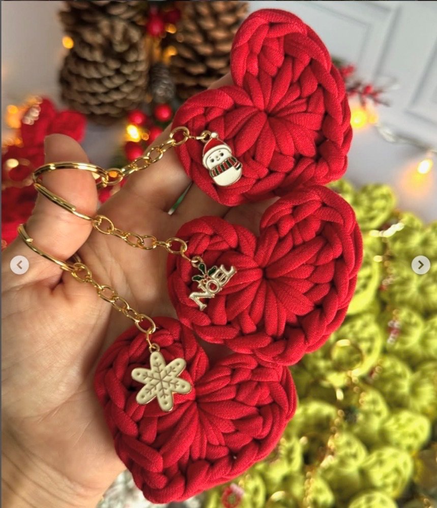 Corazones rojos tejidos con dijes navideños